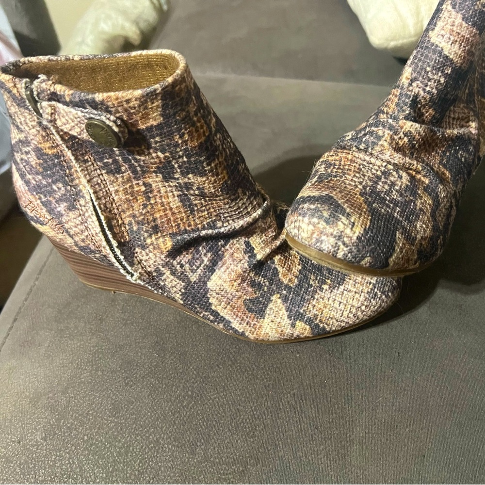 Blowfish Women's Amber snakeskin pattern wedge bootie 7